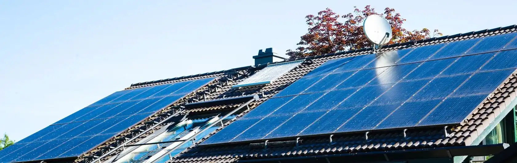 Solarzellen wurden als nachhaltige Stromquelle auf einem Haus angebracht.