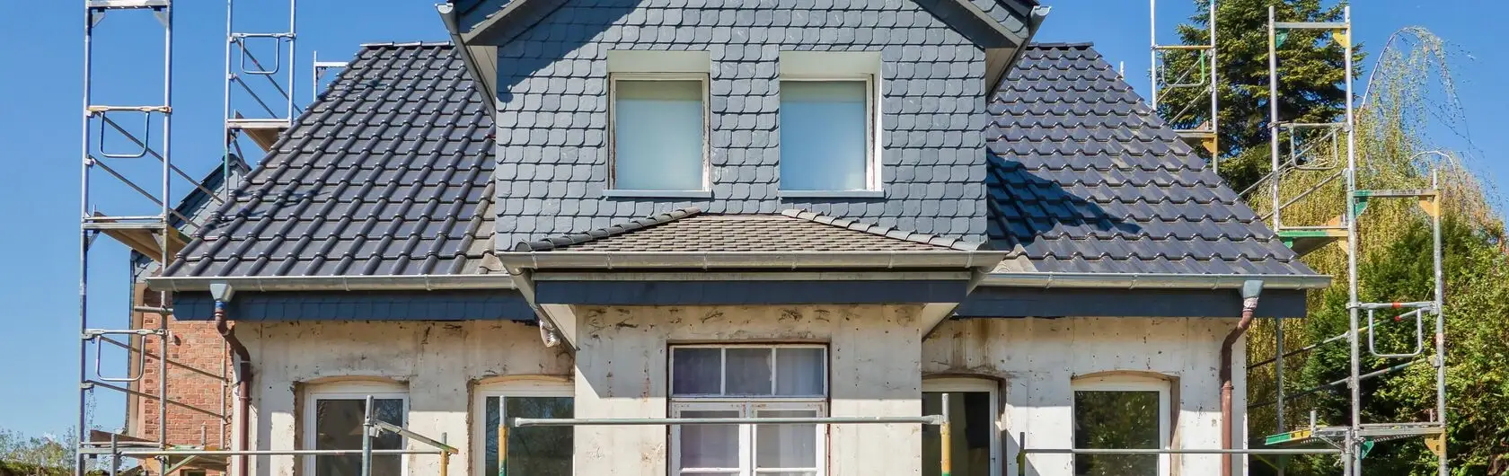 Ein Haus im Rohbau mit fehlender Fassadendämmung.