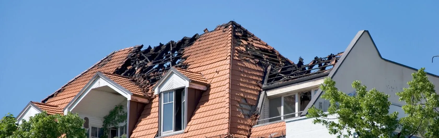 Haus mit Brandschaden im Dach.