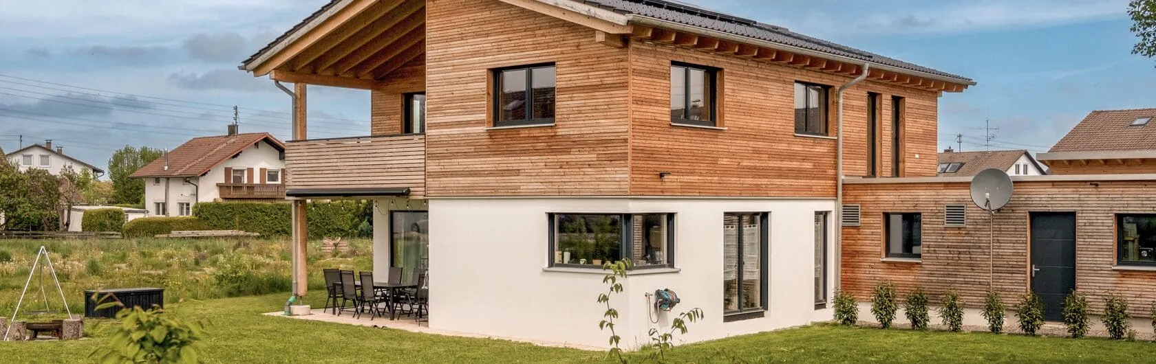 Ein modernes Haus mit einer Holzfassade