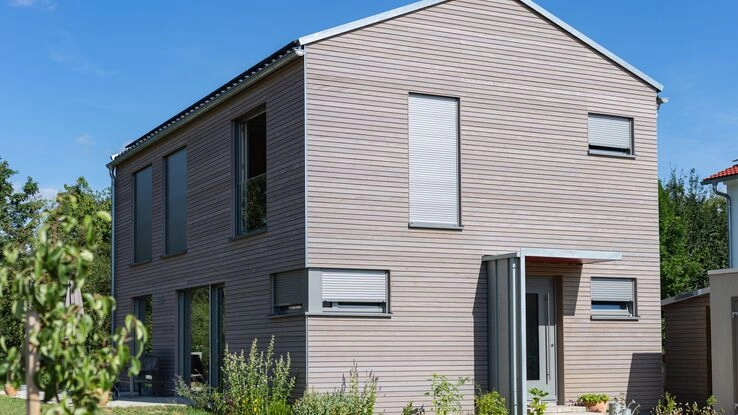 Ein Haus mit Holzfassade.
