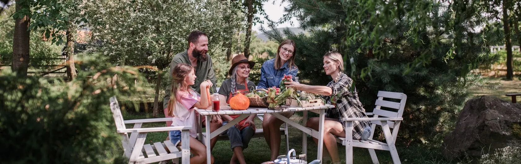Eine Familie im Garten genießt das Wetter.