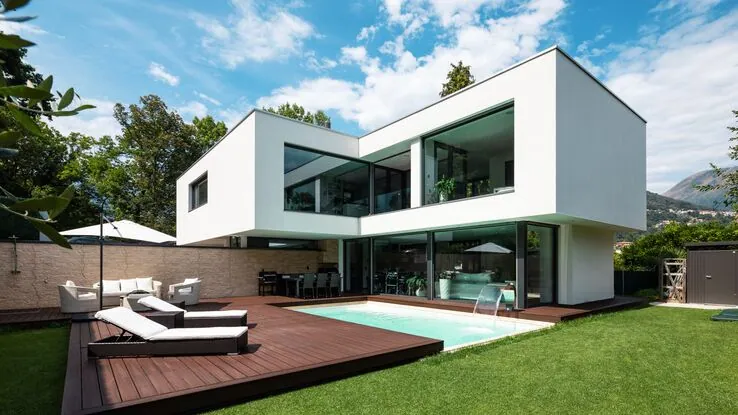Ein neues Haus mit Pool und moderner Gartenanlage.
