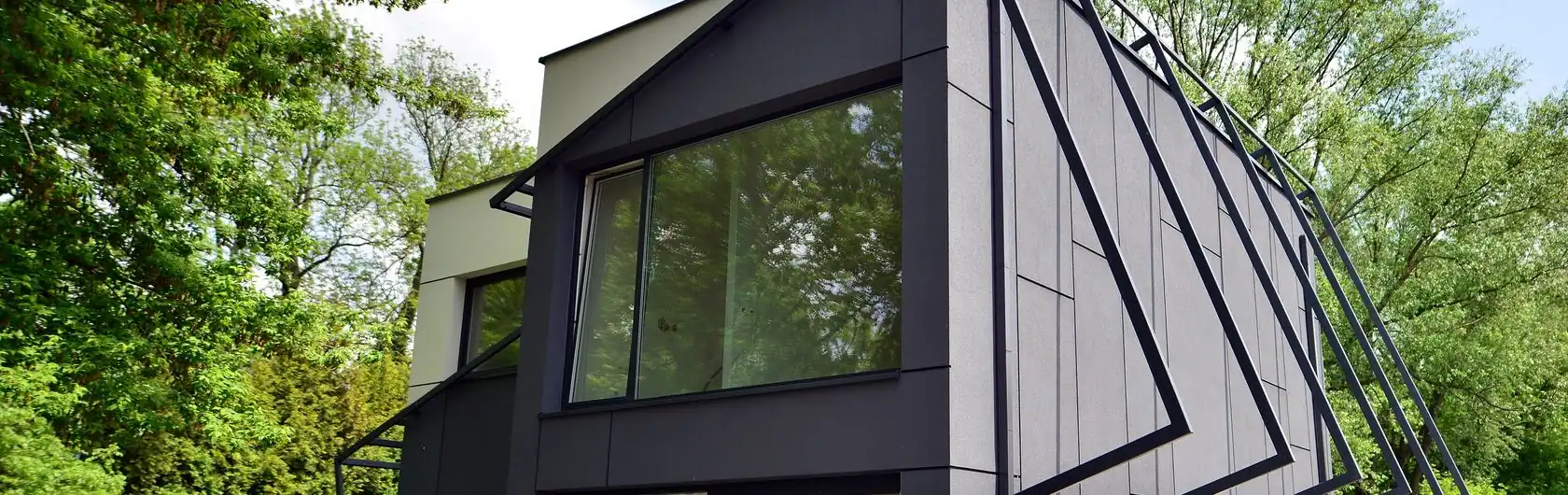 Das Foto zeigt ein modernes Fertighaus. Es steht sinnbildlich für das Thema modulares Bauen.