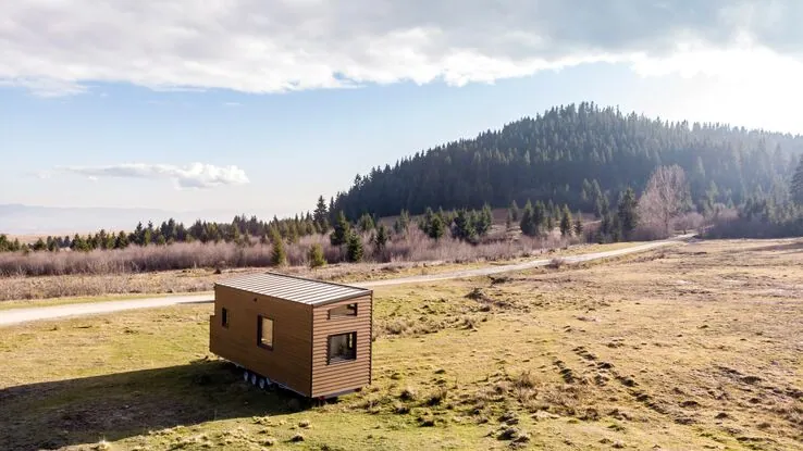 Das Foto zeigt ein Caravan in der freien Natur und symbolisiert diesen Bautrend.