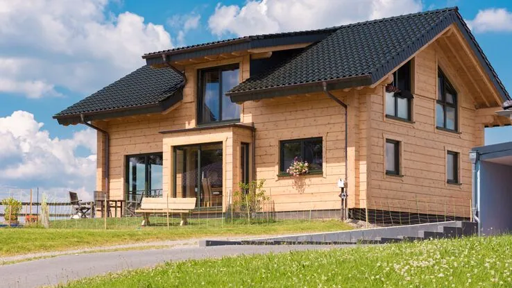 Das Foto zeigt ein Einfamilienhaus aus Holz.