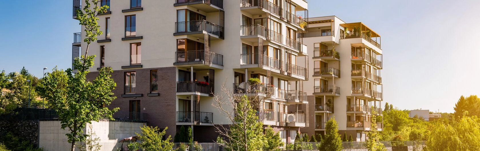 Ein modernes Mehrfamilienhaus mit großen Balkonen entspricht der BNB- Zertifizierung