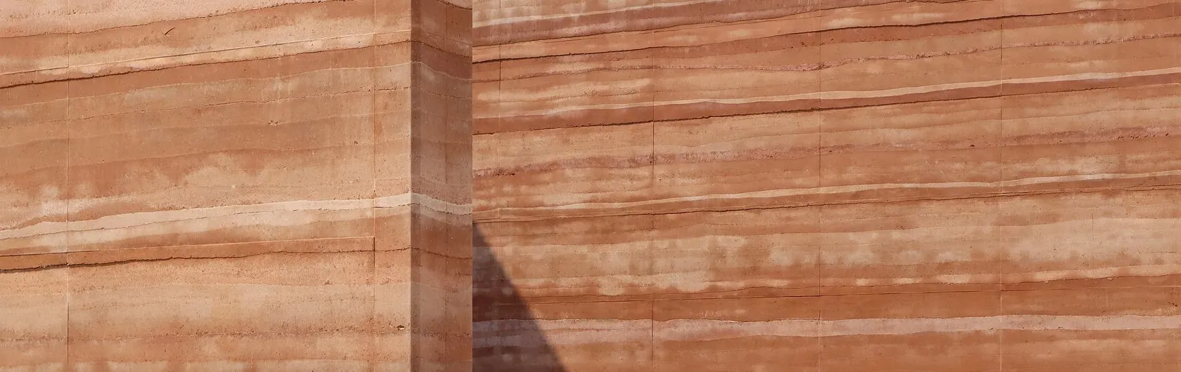Eine Tonwand in verschiedenen Schichten dadurch sind mehrere Brauntöne zu erkennen.