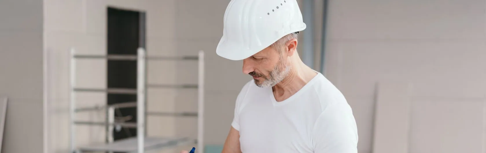 Ein Handwerker bei der Planung einer Zellulosedämmung.