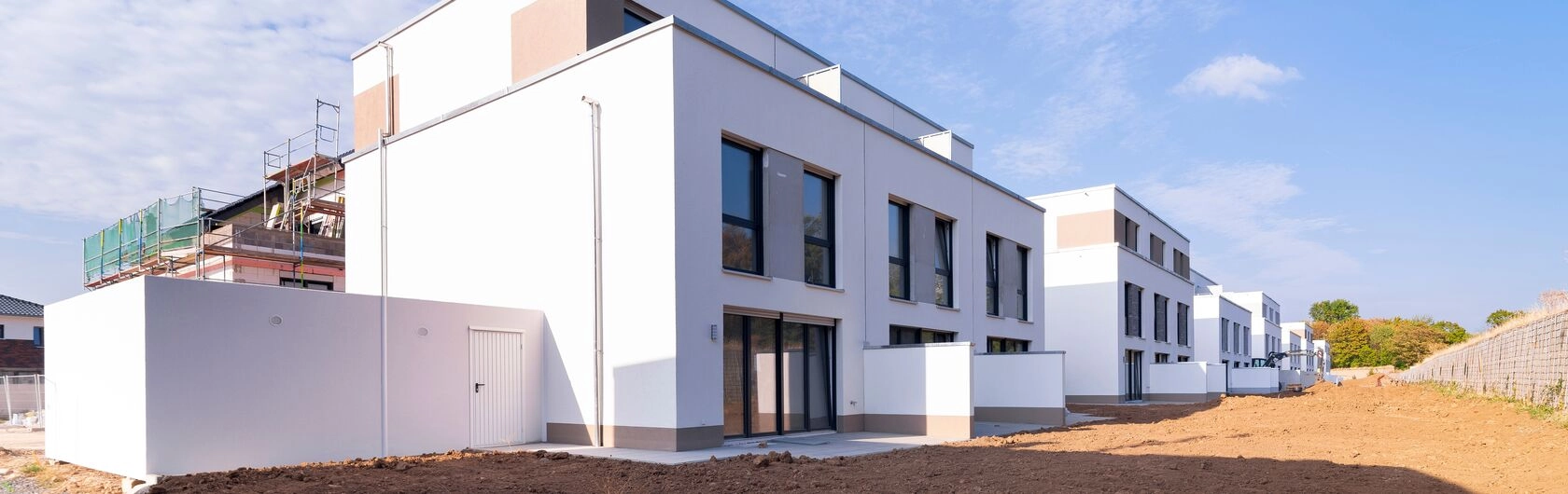 Mehrere neu gebaute und moderne Fertighäuser.