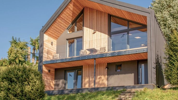 Das Foto zeigt ein modulares Haus und steht sinnbildlich für Tipps und Informationen über das modulare Bauen.