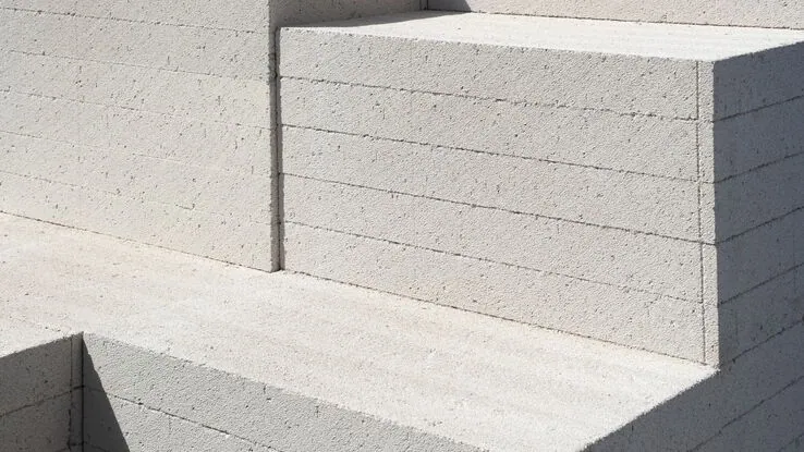 Das Foto zeigt einige Betonplatten. Beton wird oft beim modularen Bauen verwendet.