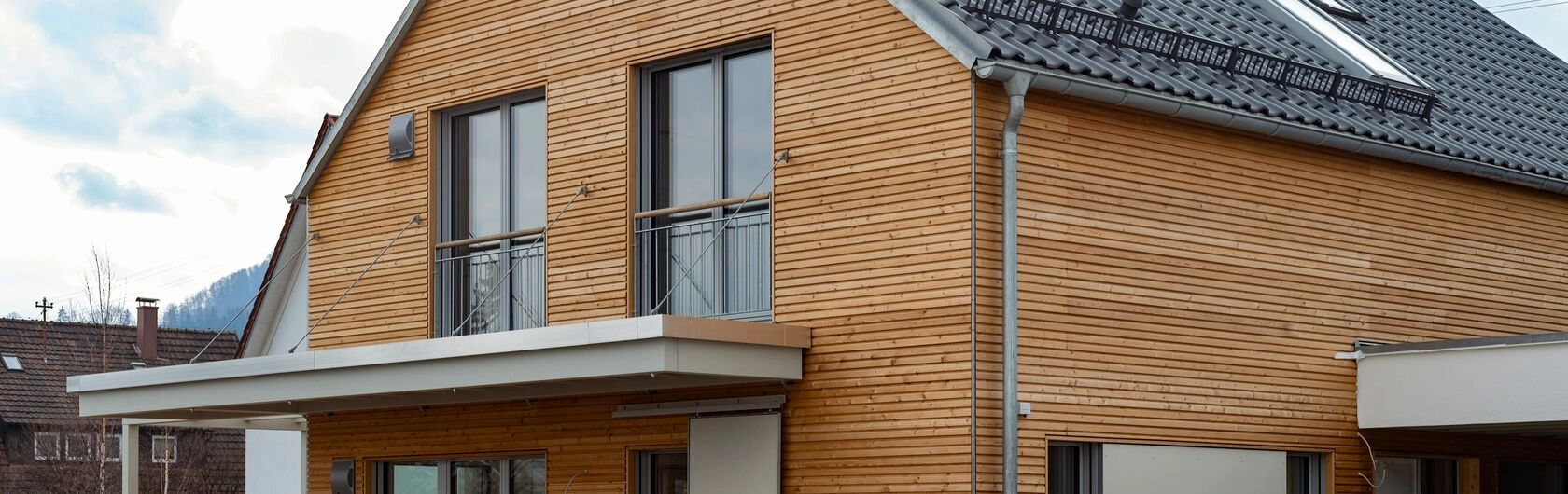 Ein modernes Ökohaus mit Holzoptik.