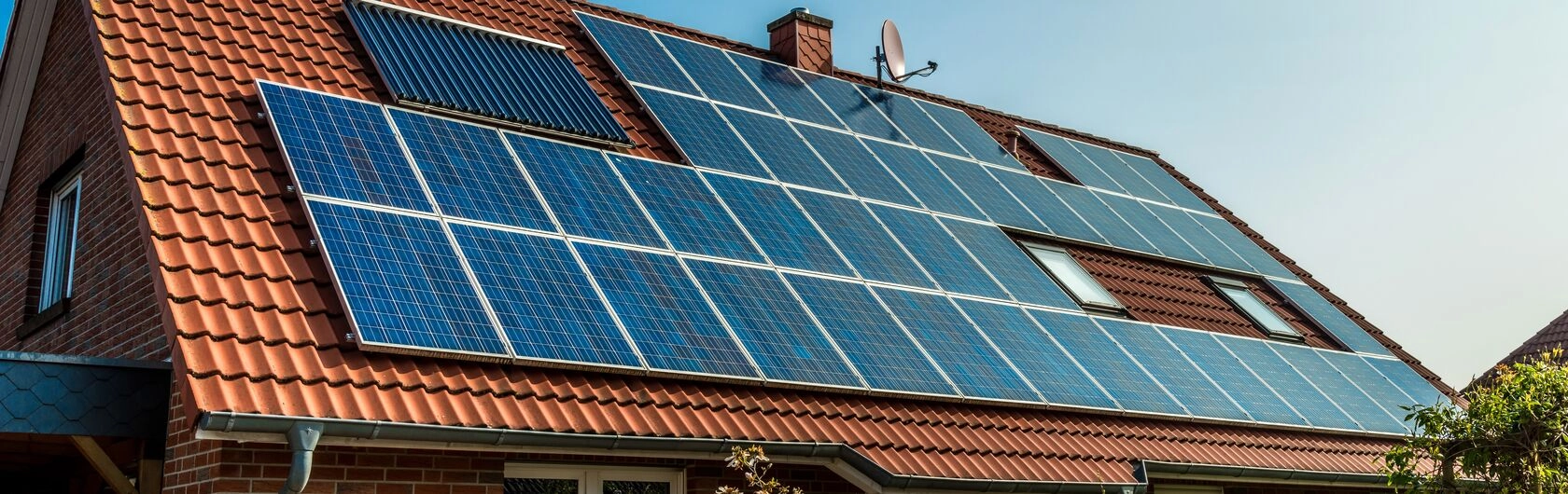 Ein modernes Plusenergiehaus mit einer Photovoltaikanlage.