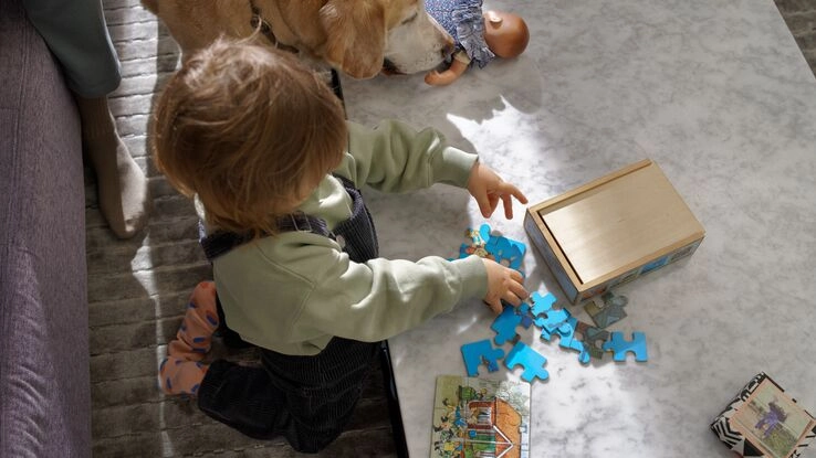 Ein Kind spielt mit einem Puzzle.