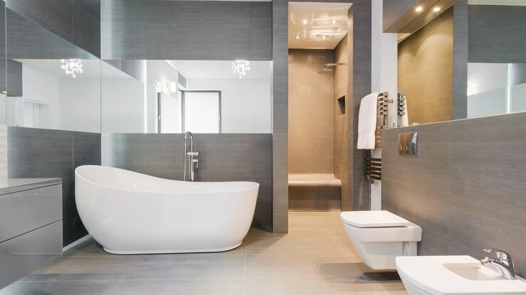 Eine moderne Badewanne in einem schönen Badezimmer.
