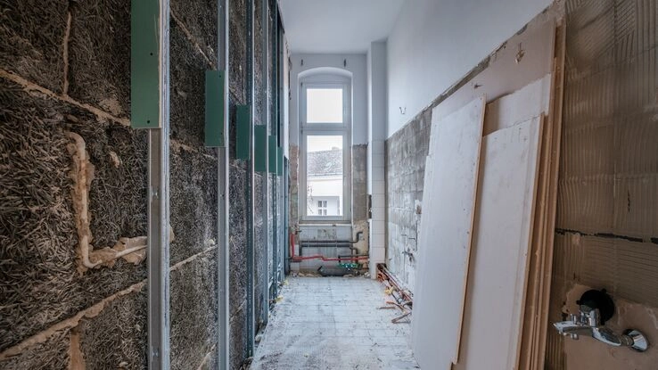 Es herrscht Baustelle: in einem Raum werden Modernisierungsarbeiten durchgeführt.