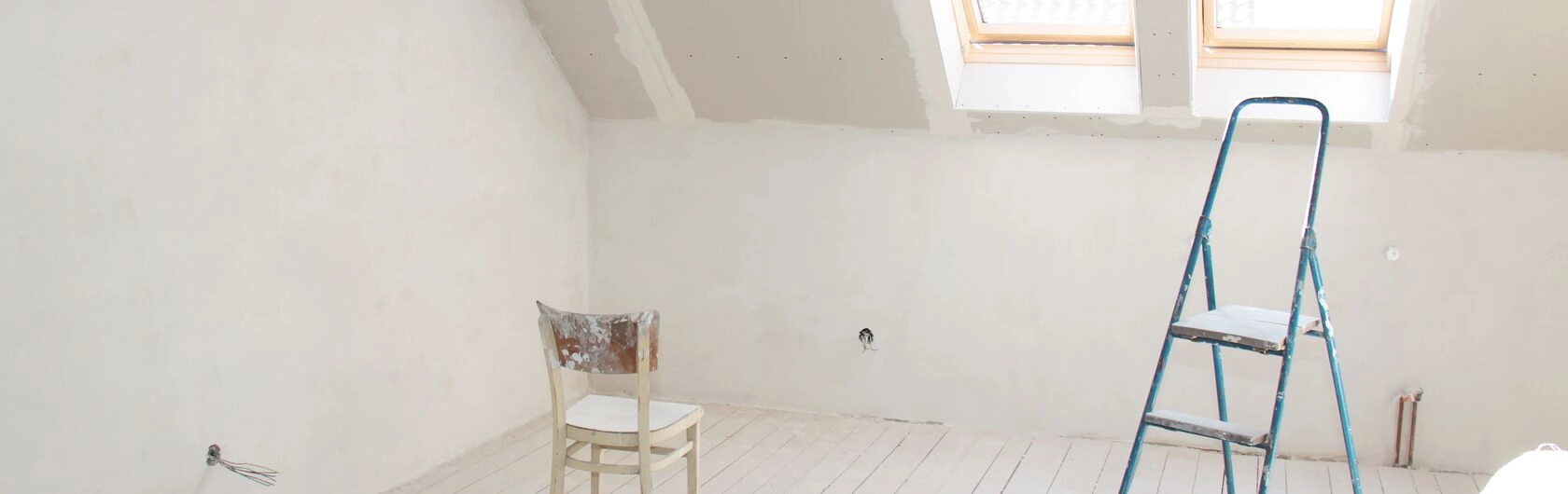 Ein Zimmer wird renoviert. Dabei werden nicht nur die Wände, sondern auch der Boden neu gemacht.