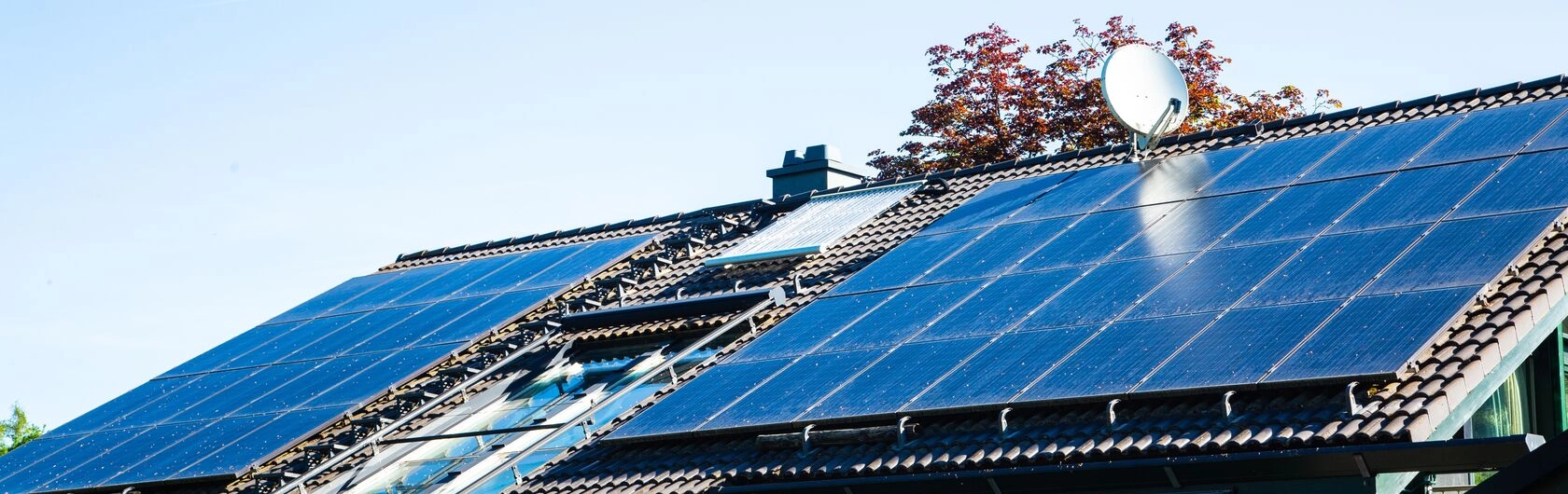 Solarzellen wurden als nachhaltige Stromquelle auf einem Haus angebracht.