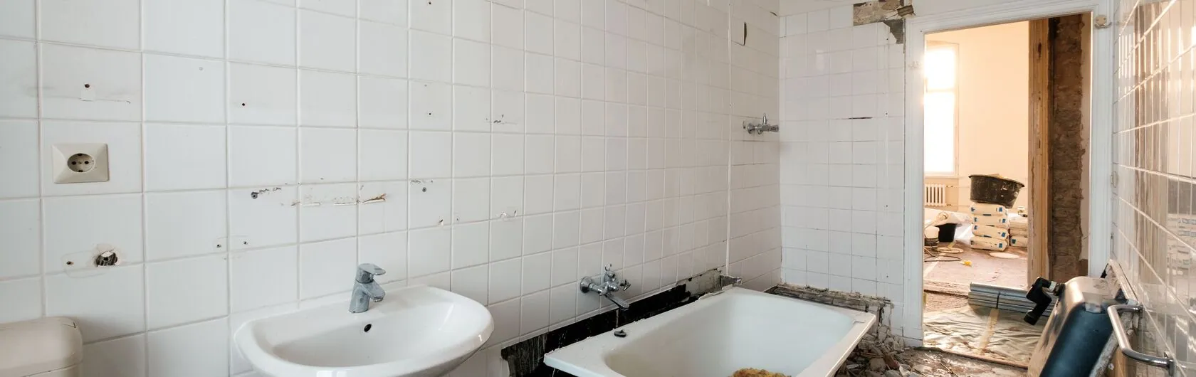 Ein Bad im Renovierungsprozess.
