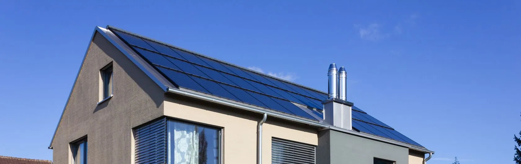 Ein Einfamilienhaus mit einer Solaranlage auf dem Dach. Für viele eine Art von Traumhaus.