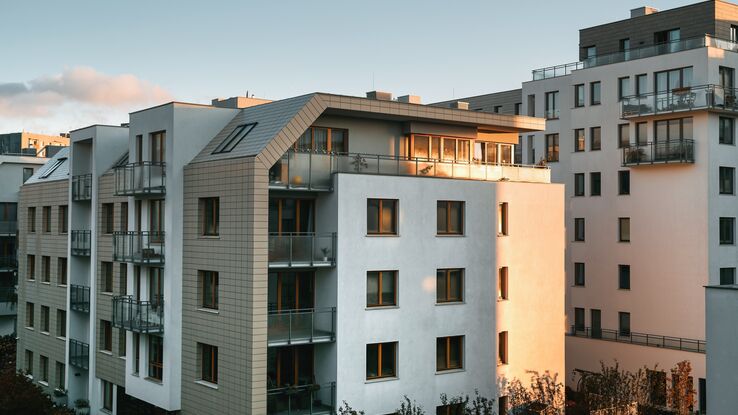 Mehrere Wohngebäude mit möglichen Objekten zur Kapitalanlage.