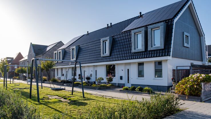 Die Lage bei Immobilien ist entscheidend. Auf dem Bild sieht man eine Immobilie mit einer grünen Anlage und einer sauberen Umgebung.