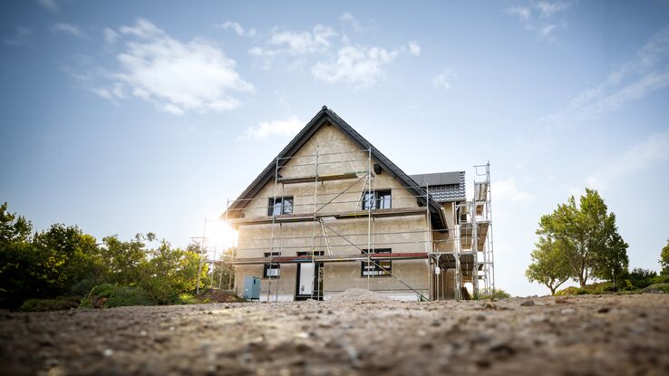 Ein Haus mit Baugerüst.