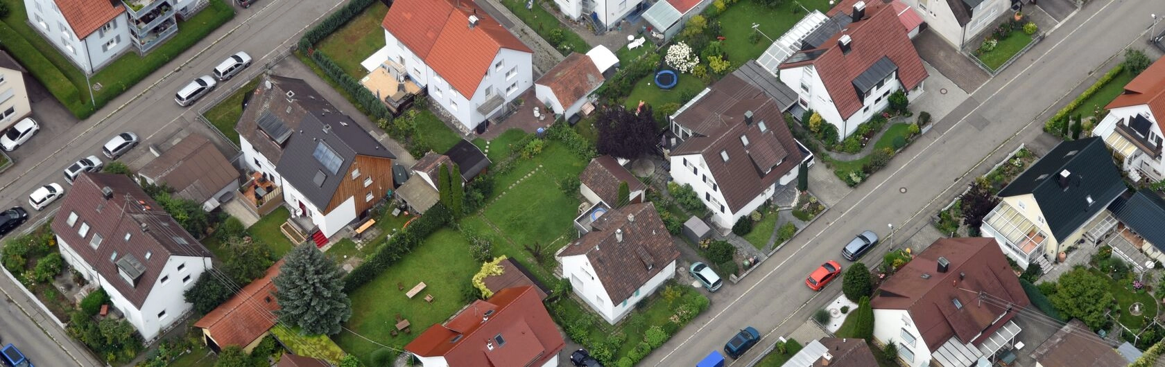 Regionale Fördermittel in Sachsen-Anhalt. Das Bild zeigt Einfamilienhäuser von oben.