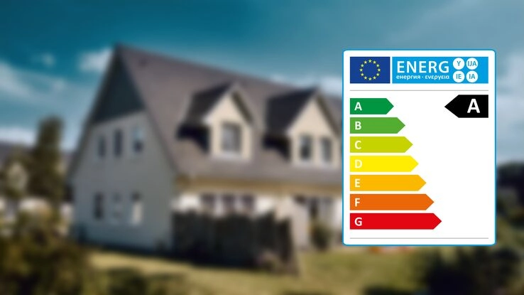 Zu sehen ist ein Haus sowie die Skala der Energieklassen eines Hauses von A bis G.
