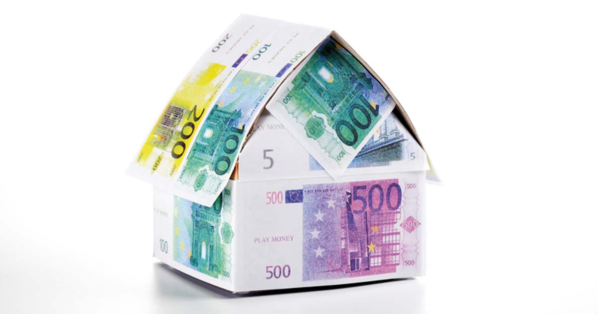 Symbolbild für Bundeshaushalt 2026: Geldscheine in Form eines Hauses.