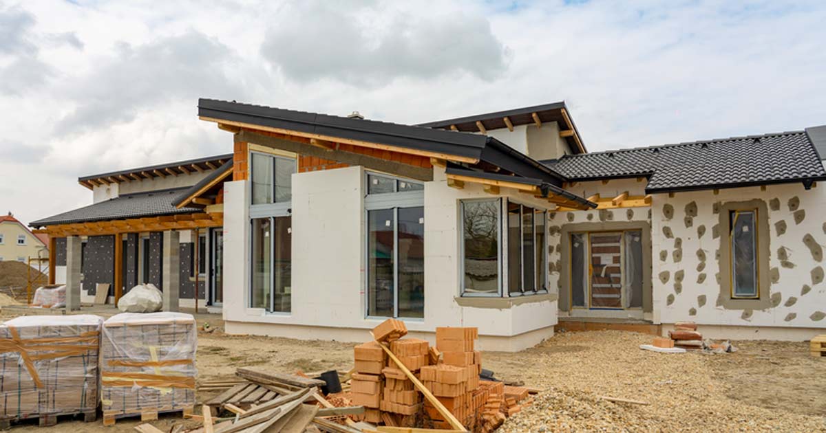 Ein neugebautes Haus mit Baustelle.